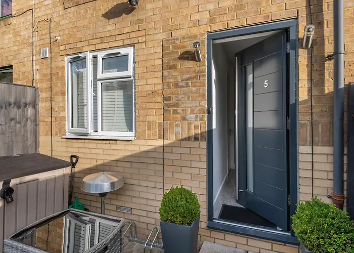 2 Bed Town House With Garden In Hackney, London