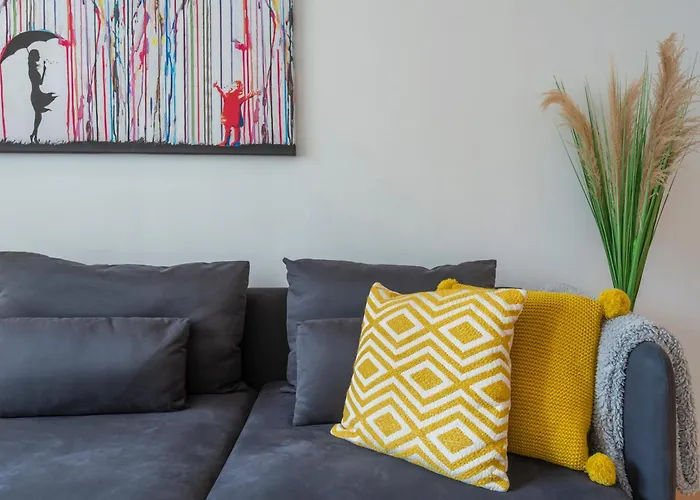 2 Bed Town House With Garden In Hackney, London